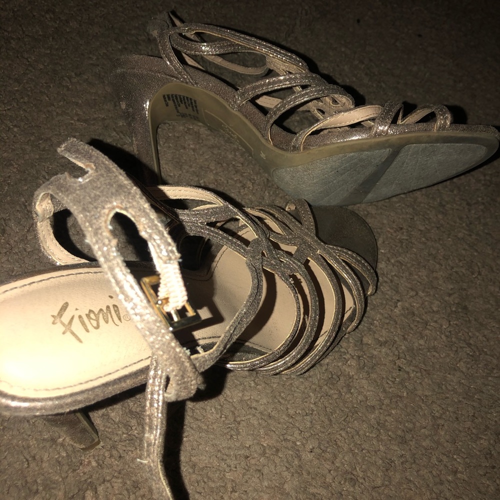 Size 7 1/2 gold heels